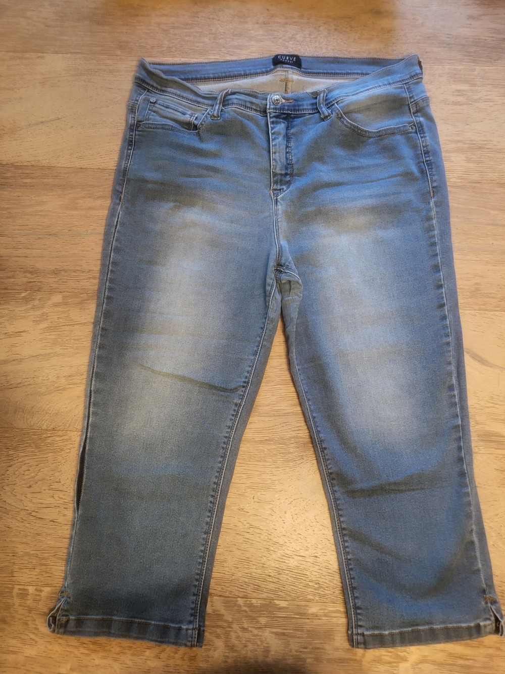 Light Wash Capri Jeans for Women